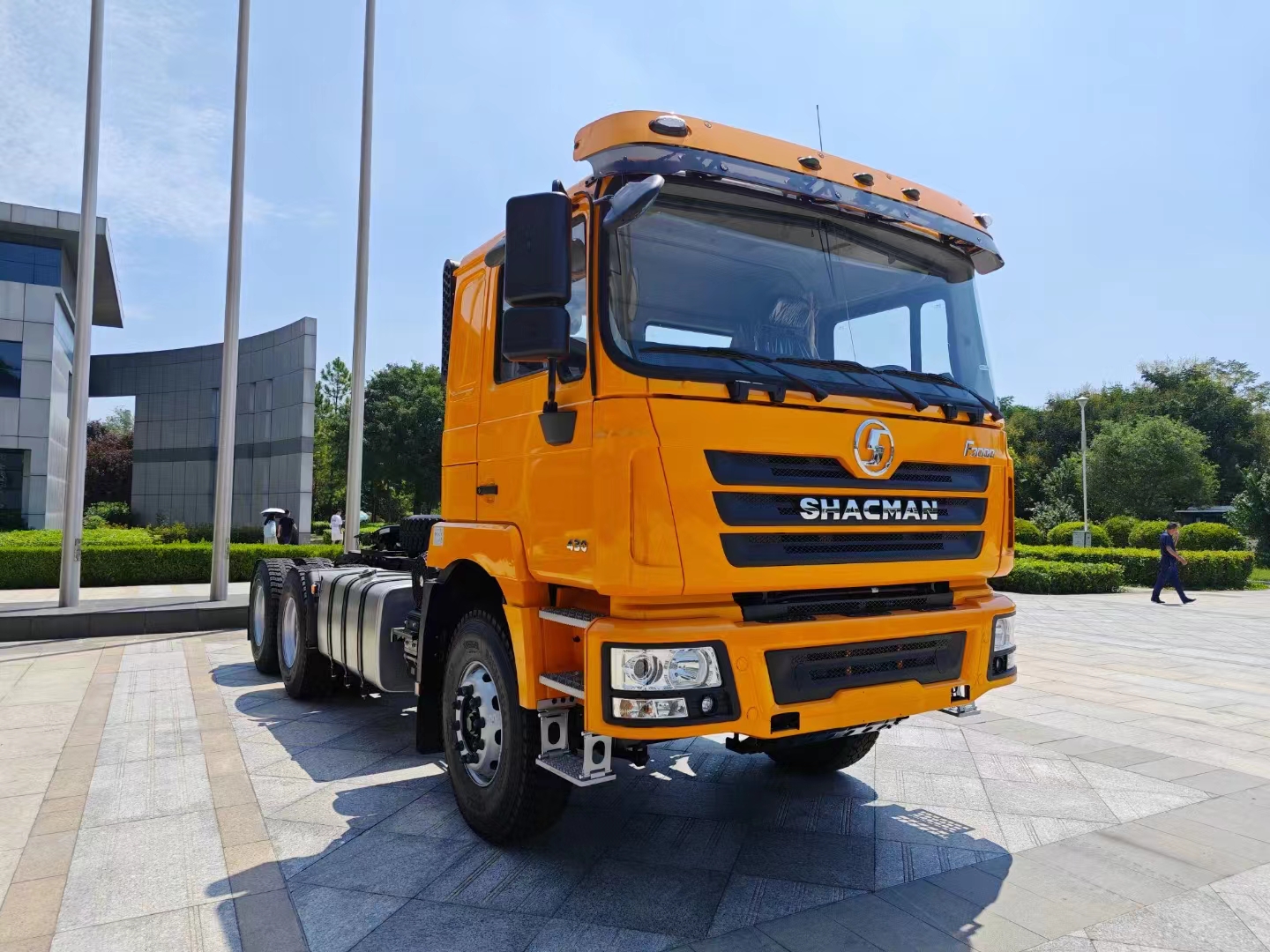 ¿Qué altura tiene un camión con remolque?