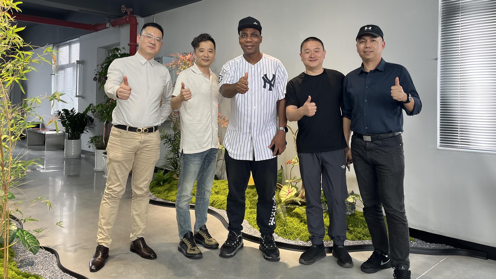 Los clientes nigerianos cálidamente bienvenidos (se reunieron en el vehículo Chusheng en la Feria Canton) llegan a China para visitar la fábrica de Chusheng Vehicle