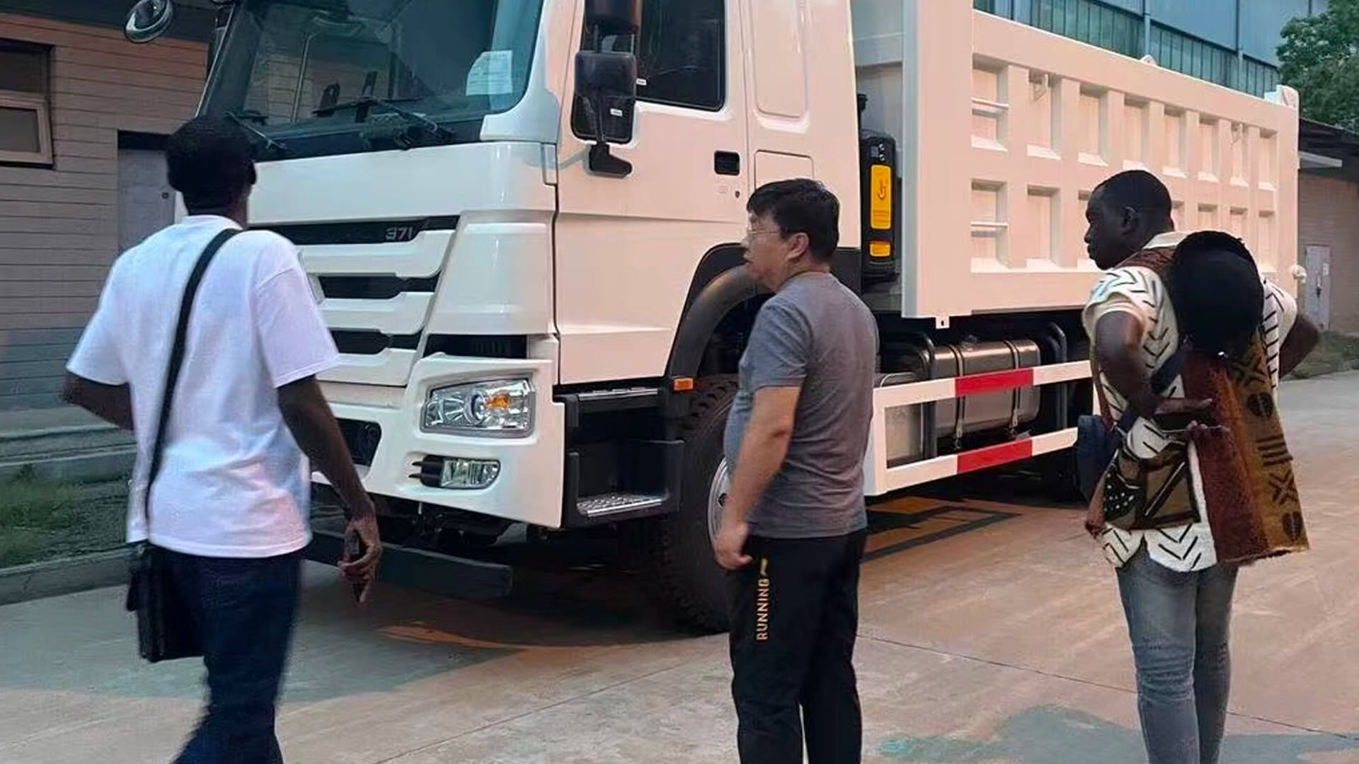 Excelente cooperación con clientes africanos: tractores y remolques volquete