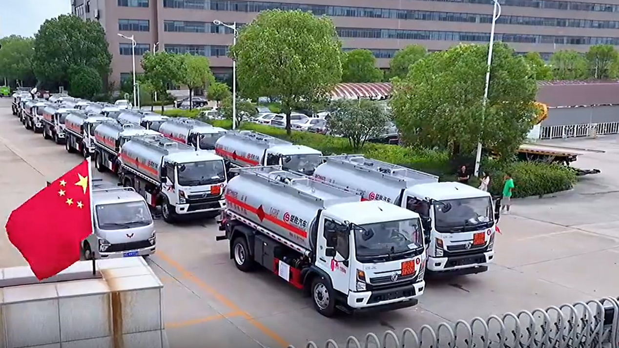 ¡Buen trabajo! ¡15 unidades Dongfeng Fuel Caker Trucks se enviaron suavemente!
